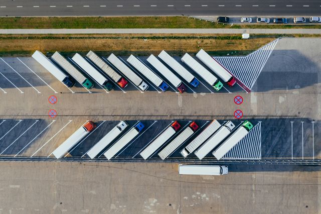 Luchtfoto van geparkeerde vrachtwagens met opleggers